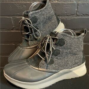 Sorrel Out’N About lll Waterproof Boot. Women size 10.Black and Gray -A0013
